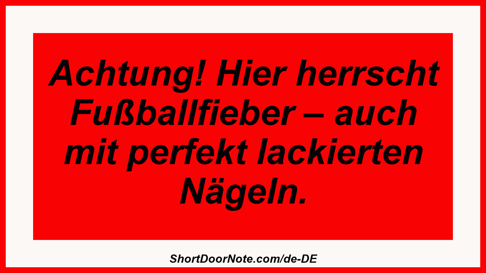 Achtung! Hier herrscht Fußballfieber – auch mit perfekt lackierten Nägeln.
