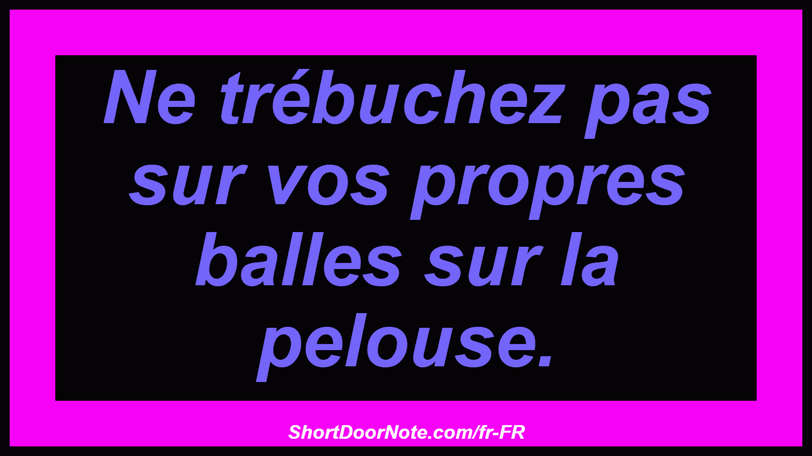 Ne trébuchez pas sur vos propres balles sur la pelouse.
