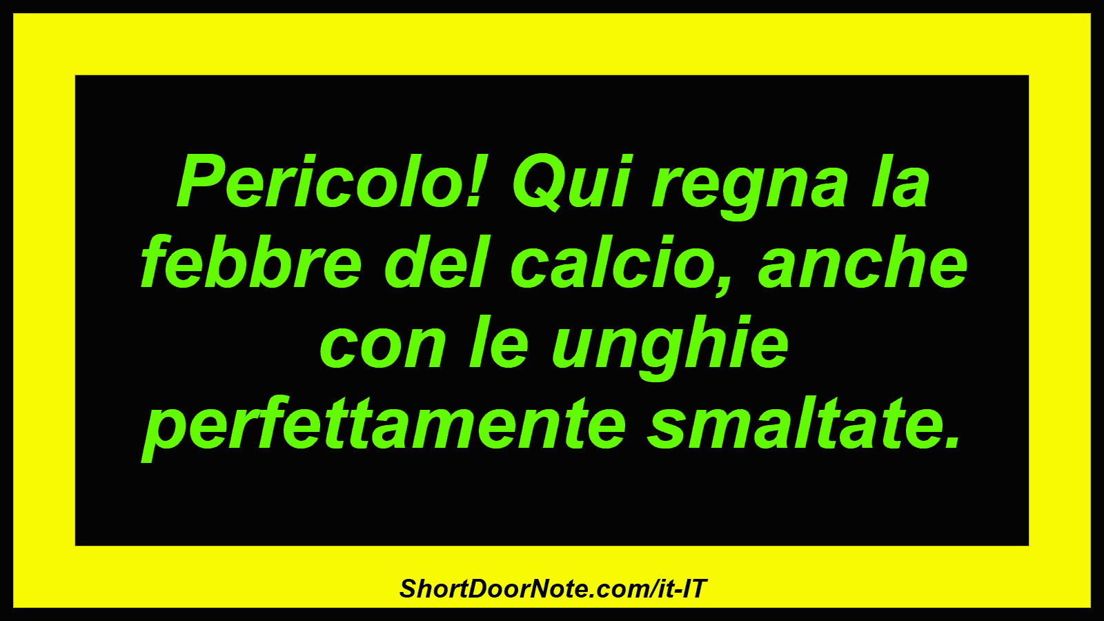 Pericolo! Qui regna la febbre del calcio, anche con le unghie perfettamente smaltate.
