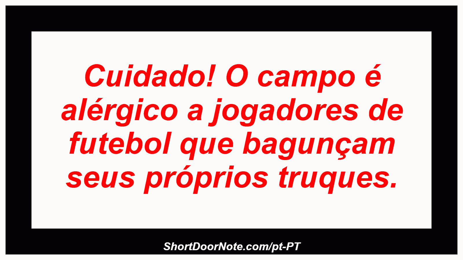 Cuidado! O campo é alérgico a jogadores de futebol que bagunçam seus próprios truques.
