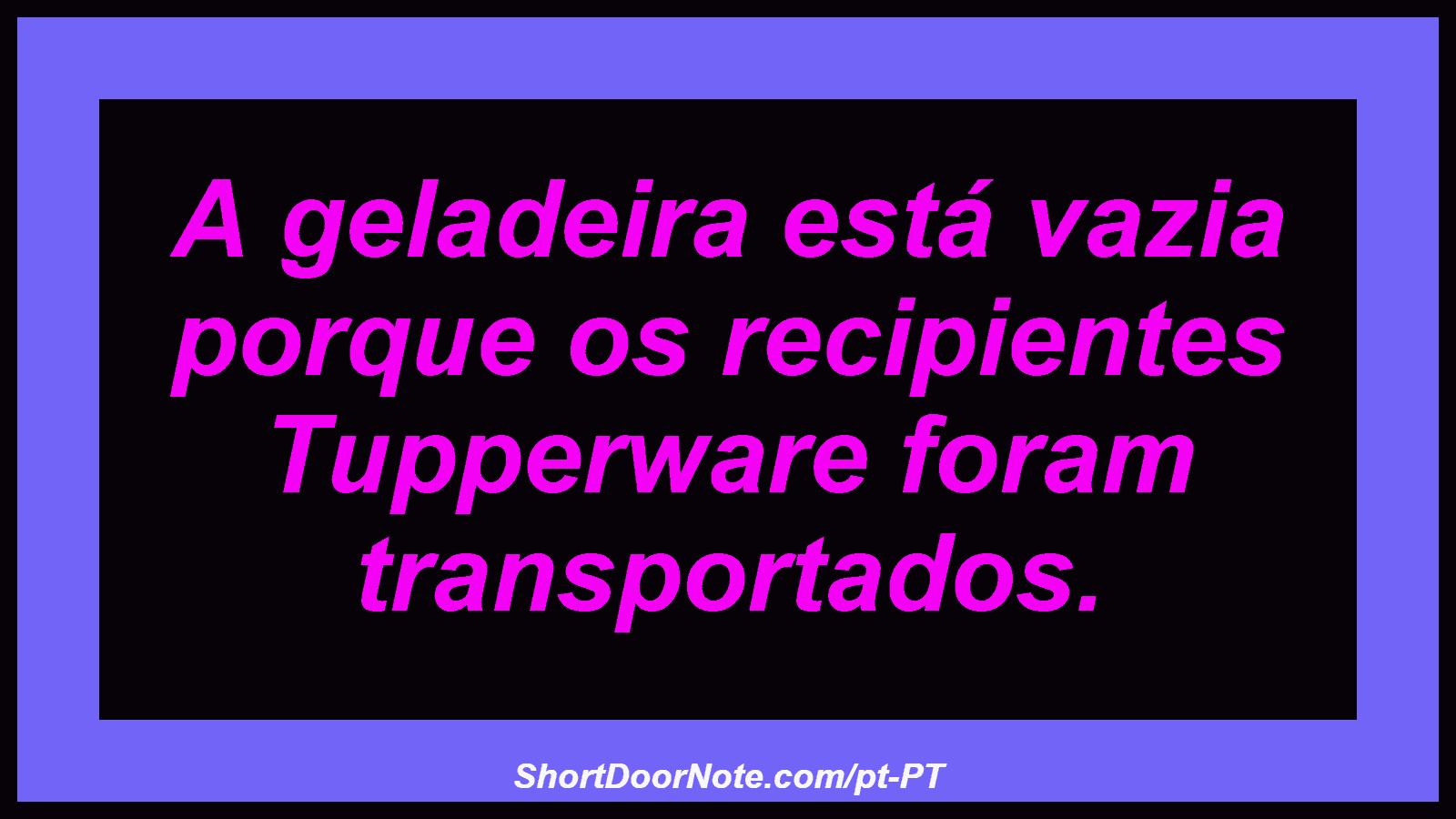 A geladeira está vazia porque os recipientes Tupperware foram transportados.
